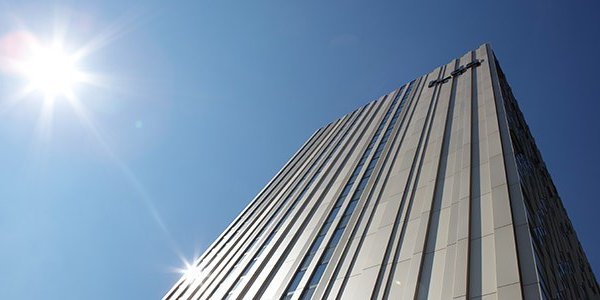 h_da-Hochhaus im Sommer, von vorn rechts unten in den Himmel schauend fotografiert 