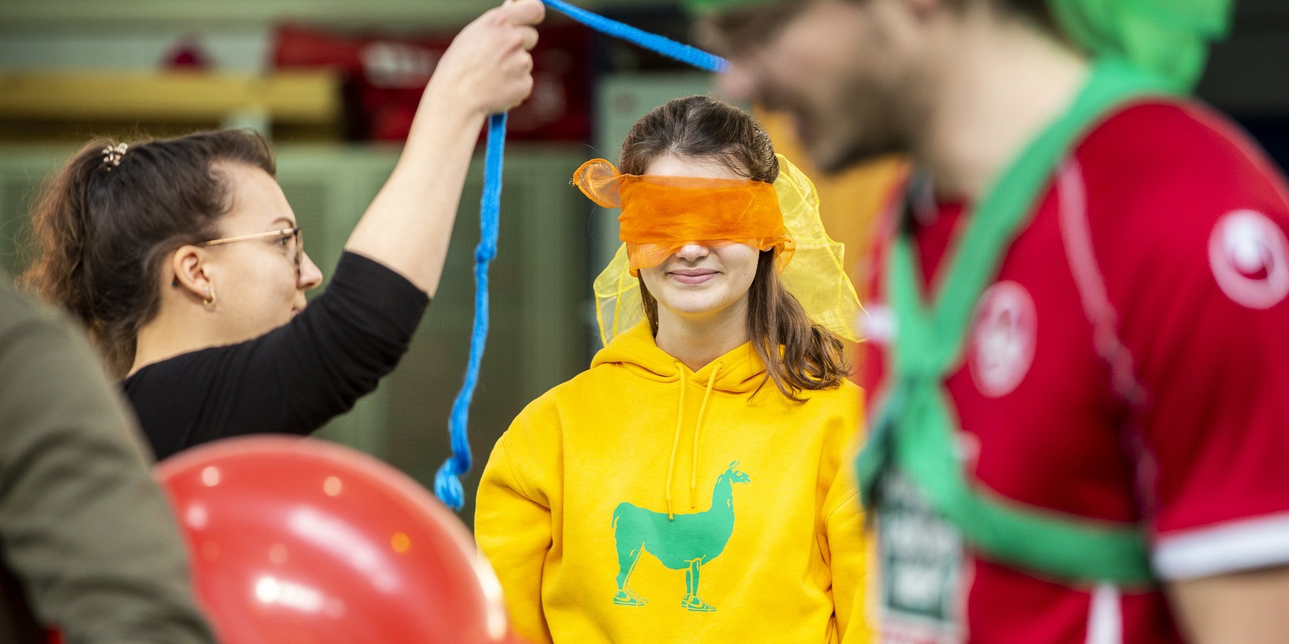 Person mit verbundenen Augen in einem Parcours