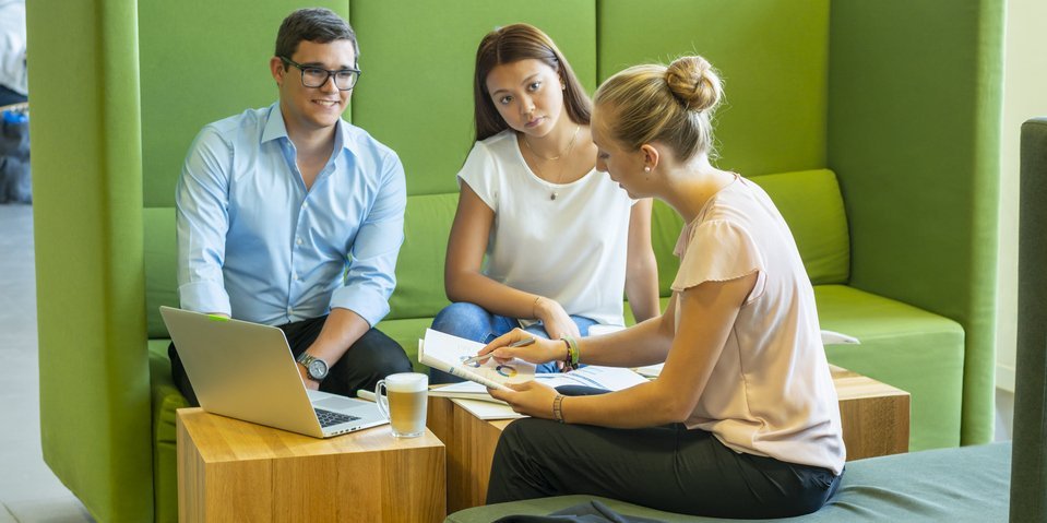 3 Studenten sitzend in der Lounge Lernzentrum der Bibliothek am Campus Darmstadt