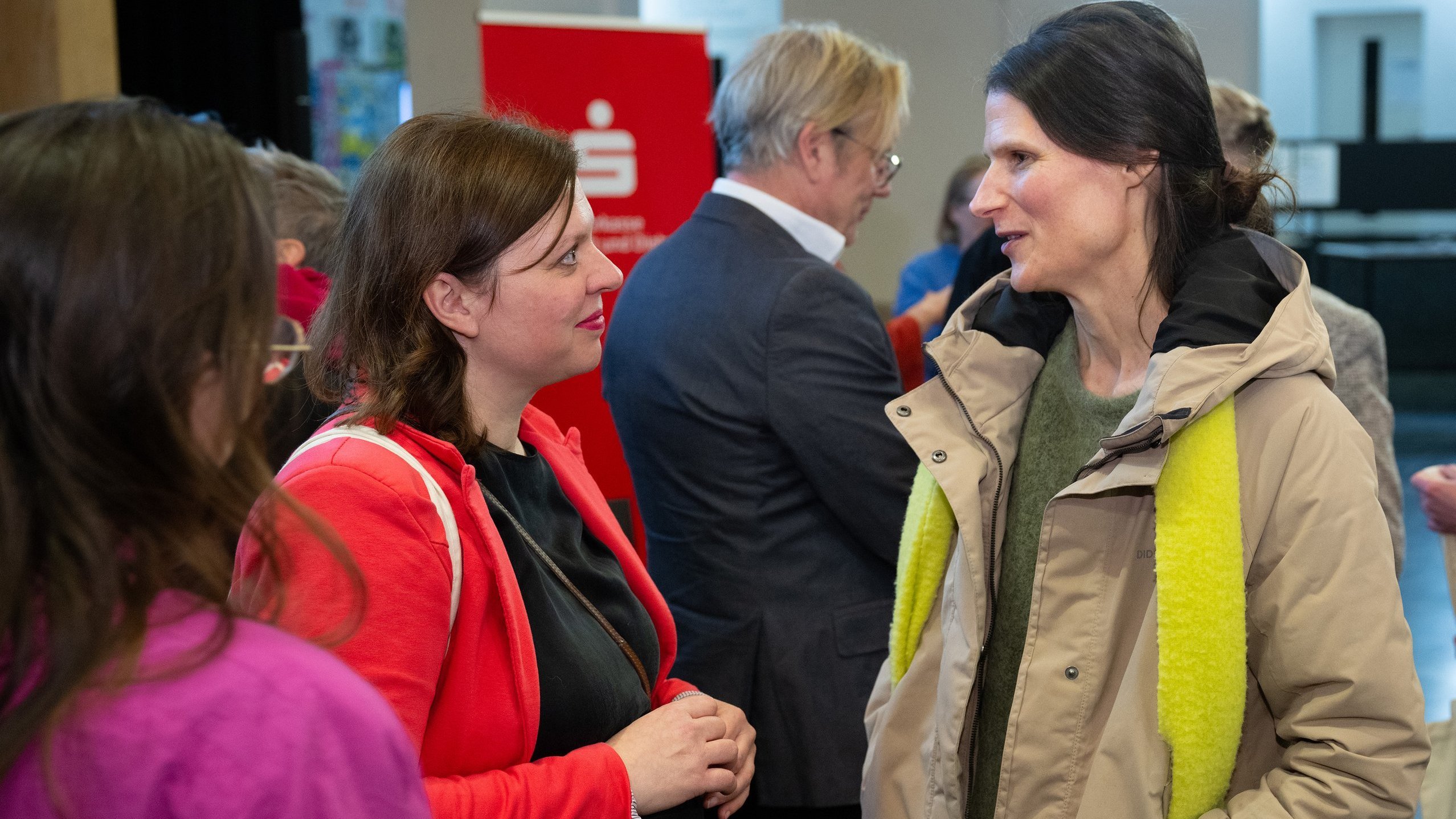 Eszter Tóth spricht beim Get-together mit einer Besucherin