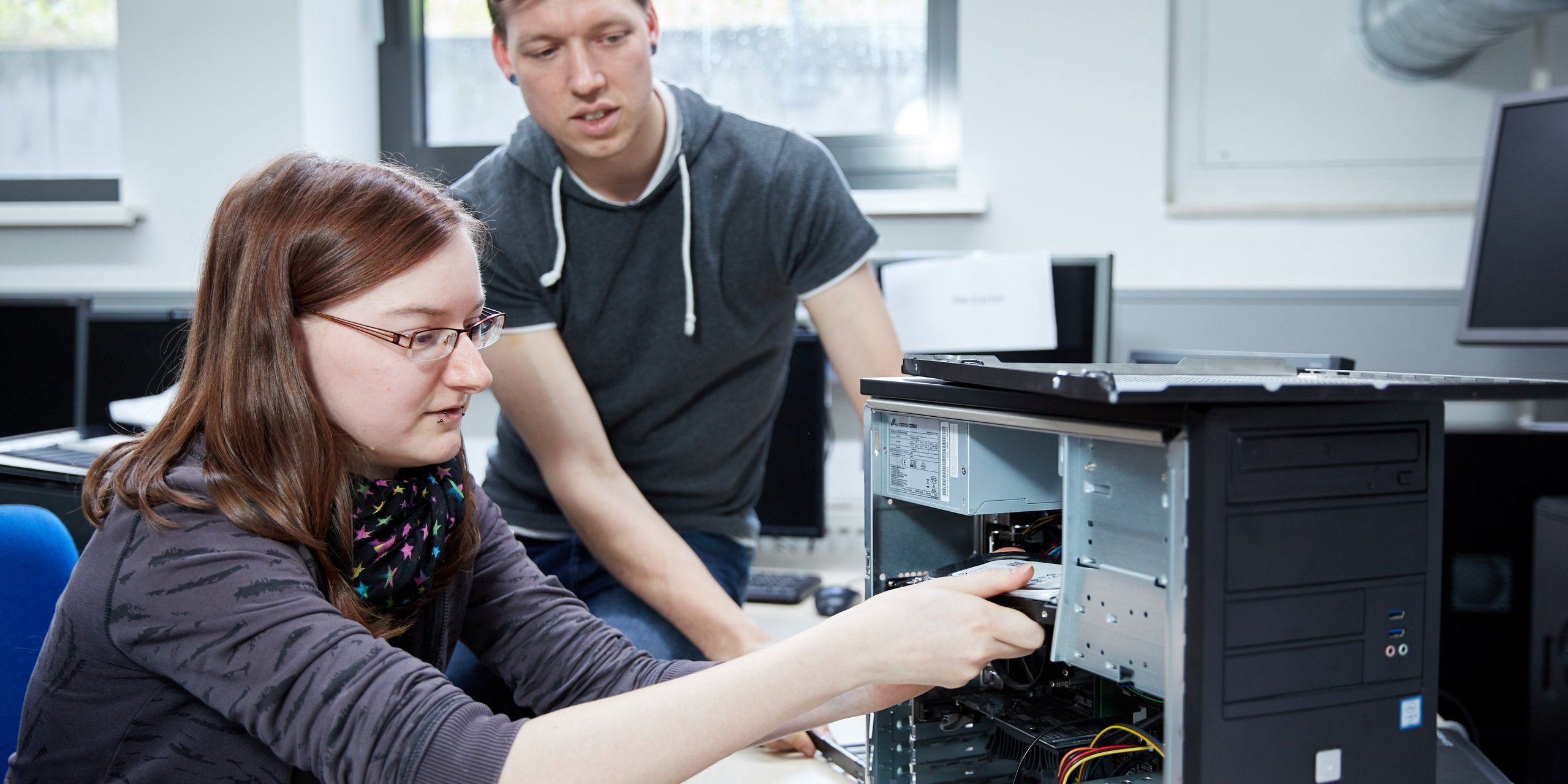 Auszubildende bearbeitet einen PC