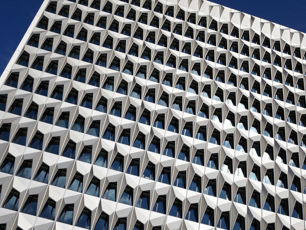h_da Hochhaus teilaufnahme der Fassade von links schräg unten
