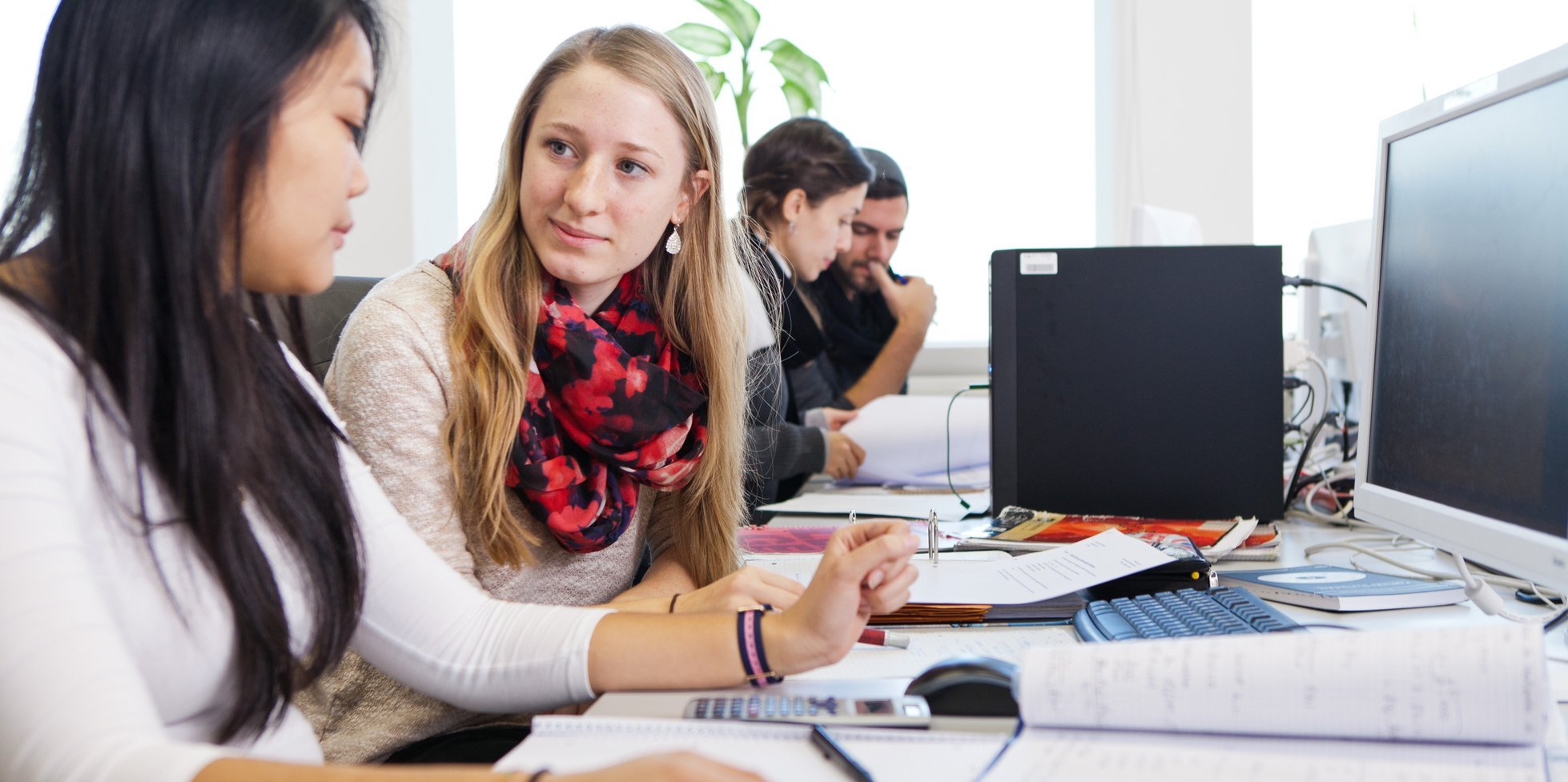 Studenten im Übungslabor vor Computerbildschirmen