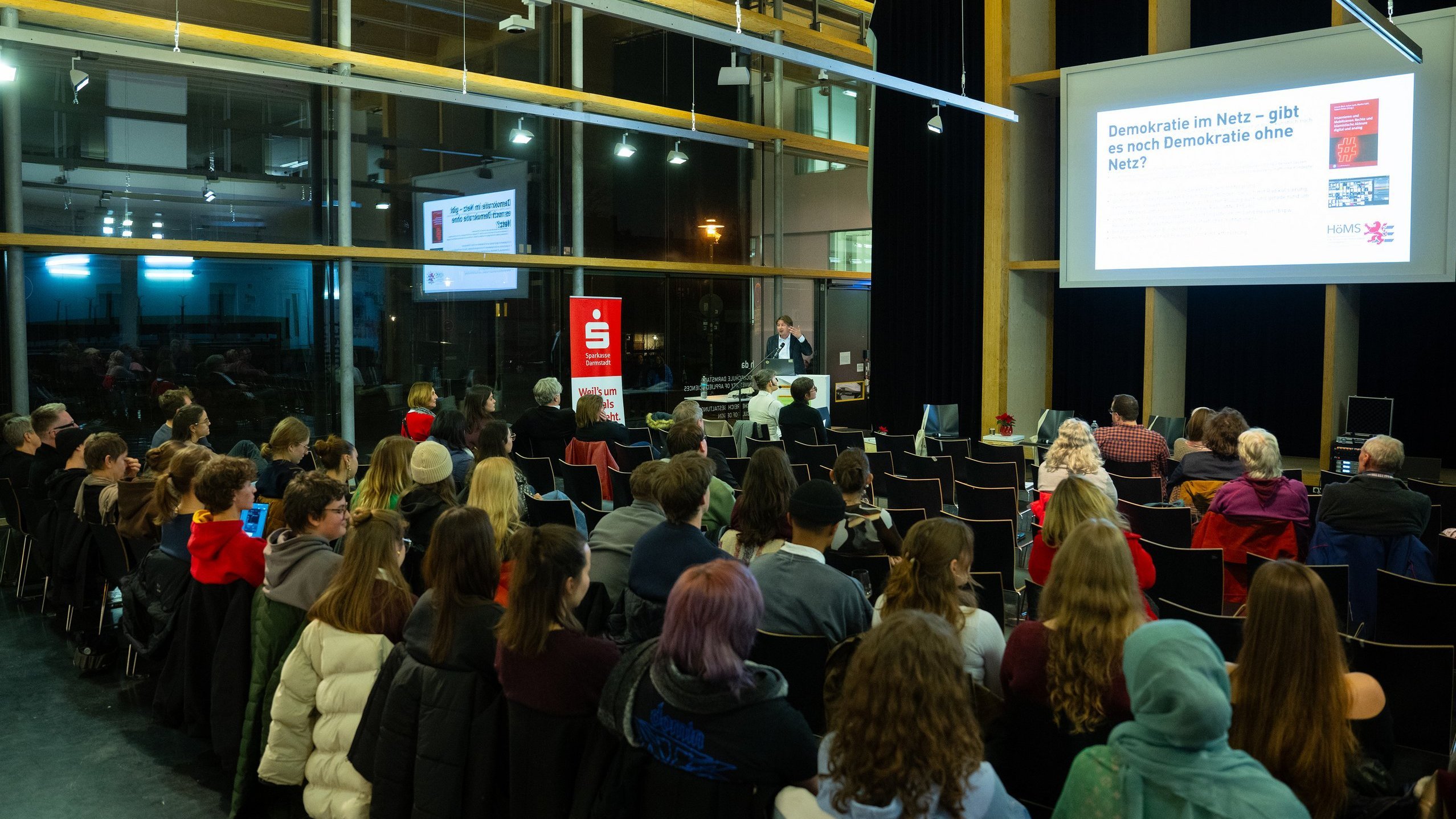 Blick in das Auditorium mit rund 60 Besucherinnen und Besuchern