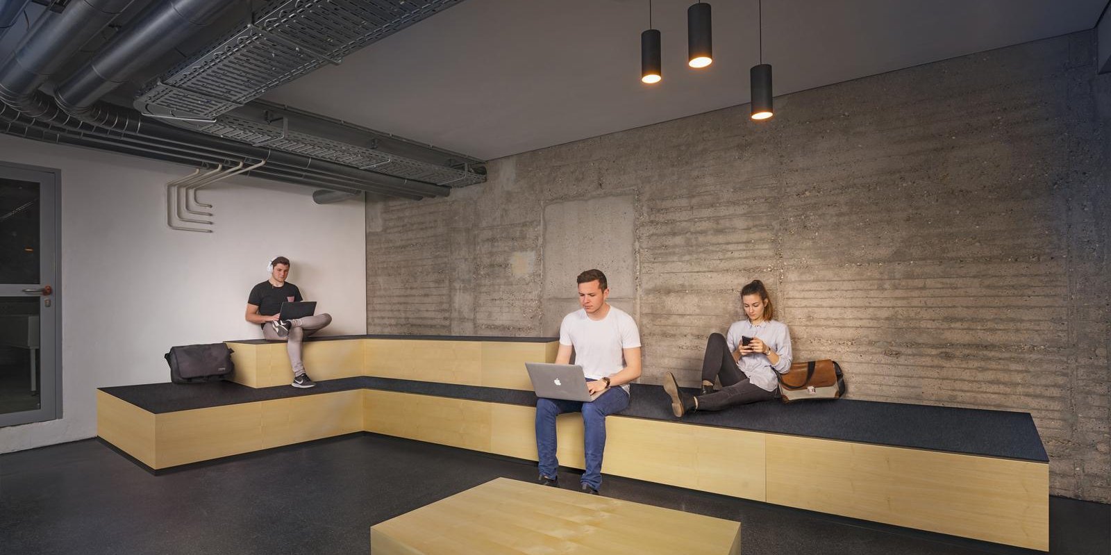 Studierende bei der Arbeit im Loungebereich
