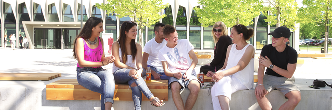 Studenten vor dem Hochhaus