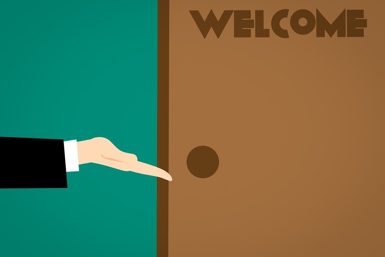 Illustration Tür mit Welcome Schriftzug und Hand als Begrüßungsgeste