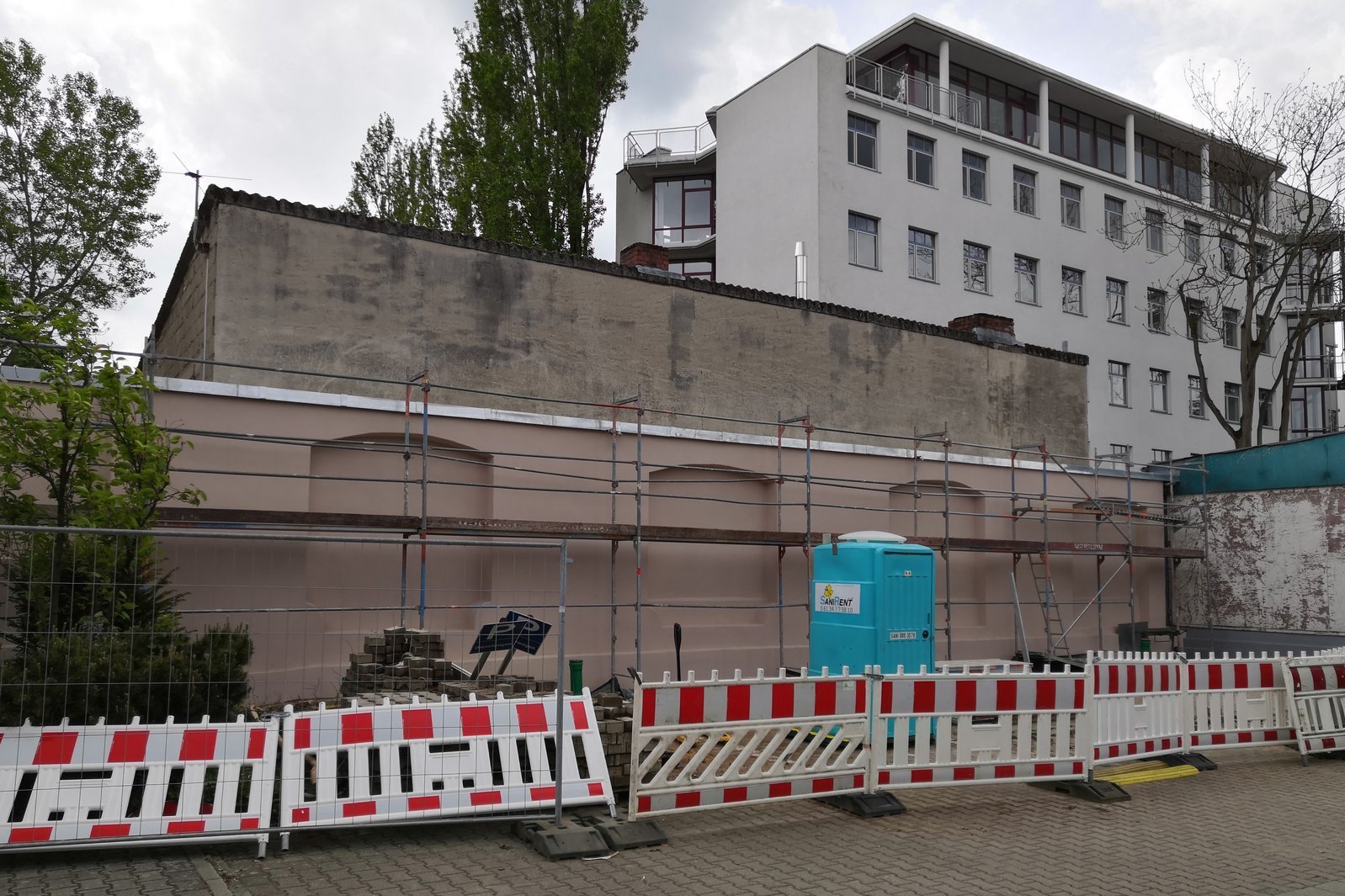 Frisch gestrichene Rückwand der künftigen Gärtnerhalle