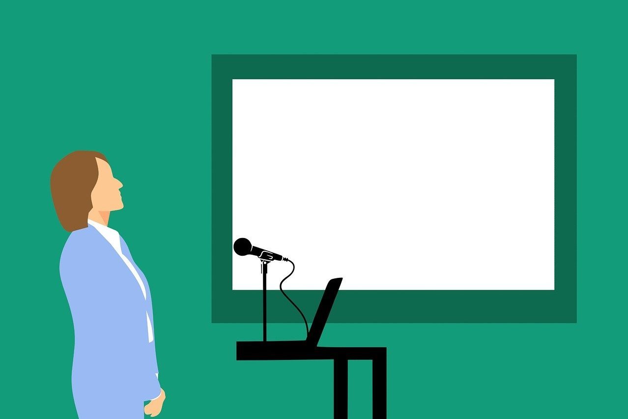 Illustration Frau steht vor Redepult mit Mikro