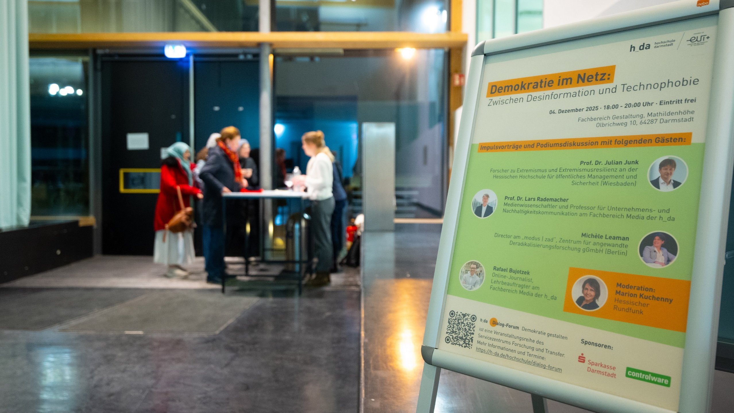 Blick auf den Haupteingang des Fachbereichs Gestaltung mit ankommenden Gästen