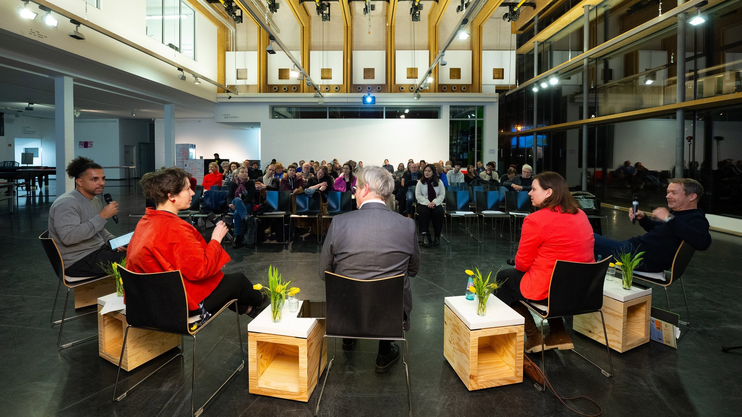 Der Blick von den Referent:innen in den Zuschauerraum