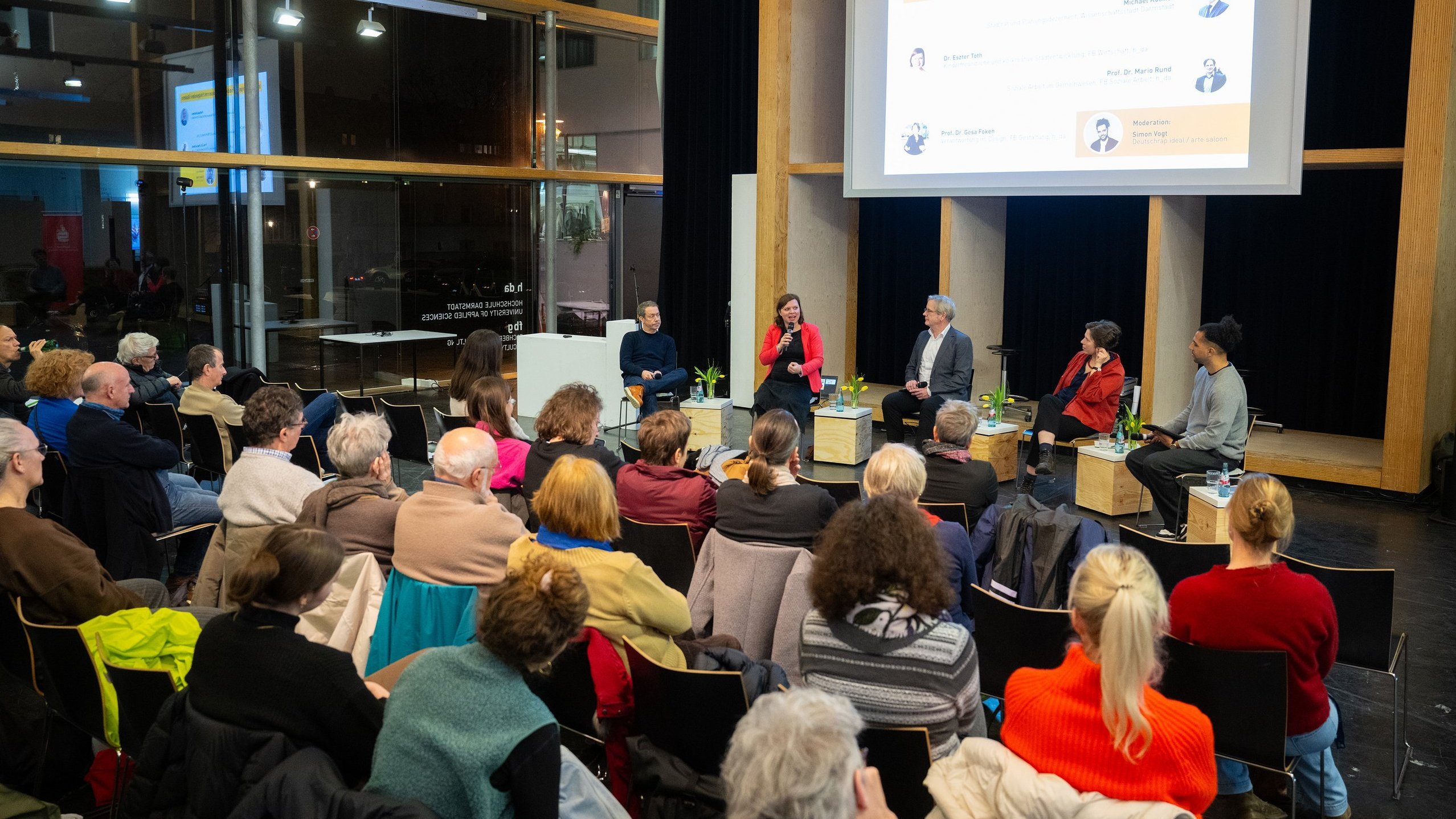 Blick über das Auditorium hinweg auf das Podium