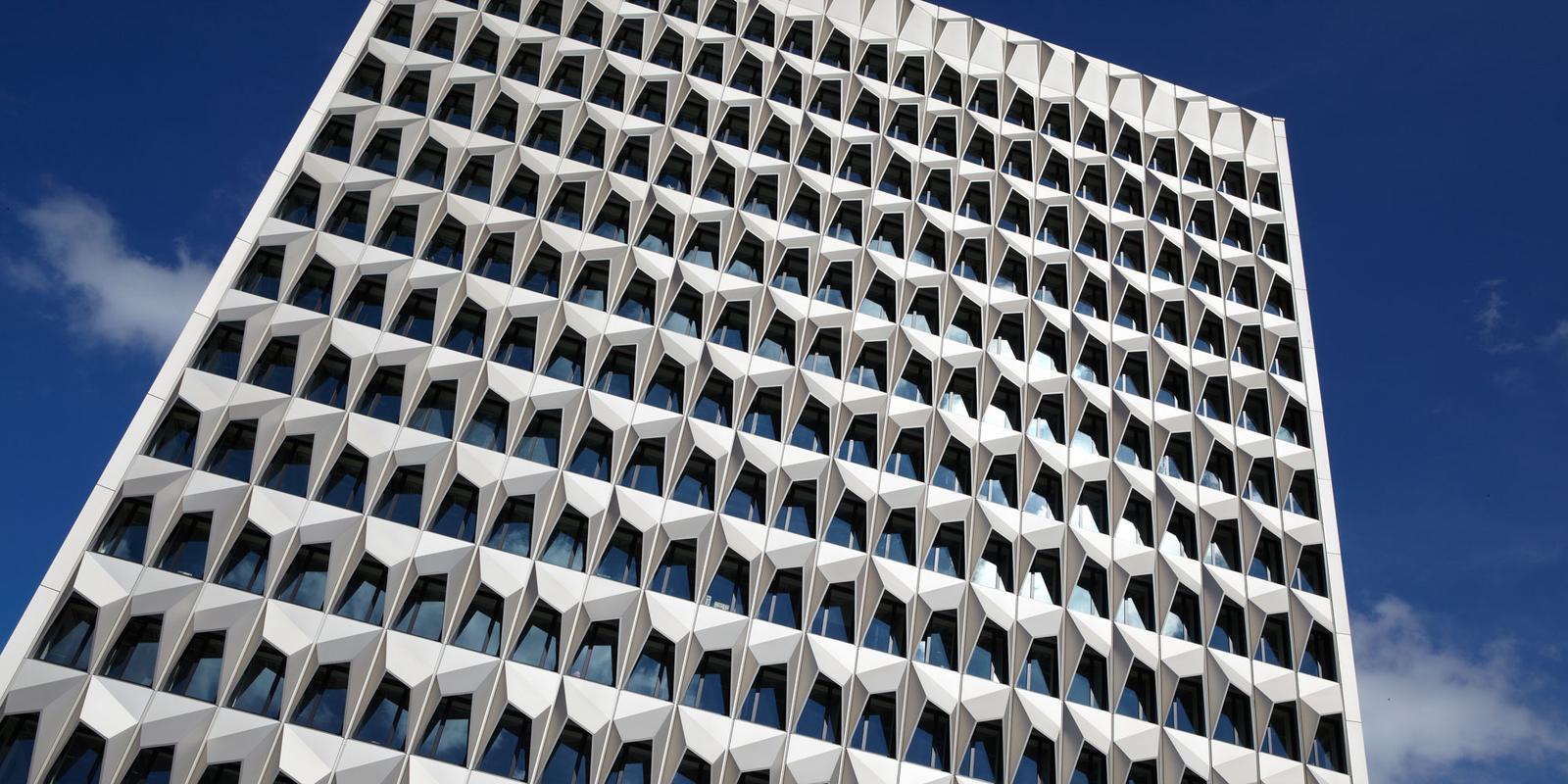 h_da Hochhaus teilaufnahme der Fassade von links schräg unten