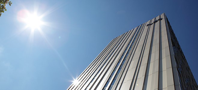 h_da-Hochhaus im Sommer, von vorn rechts unten in den Himmel schauend fotografiert 