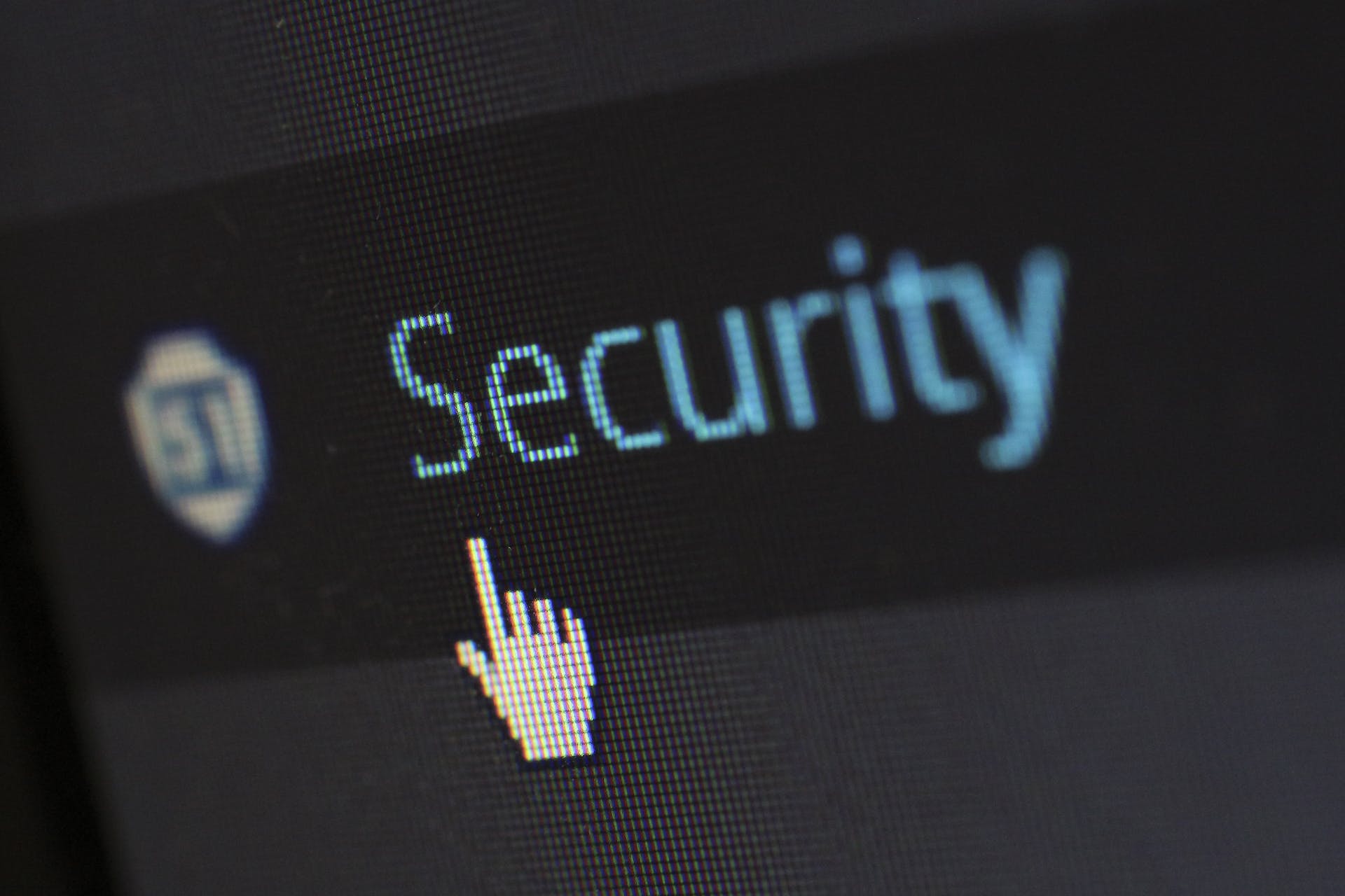 Finger zeigt auf das Wort "Security"