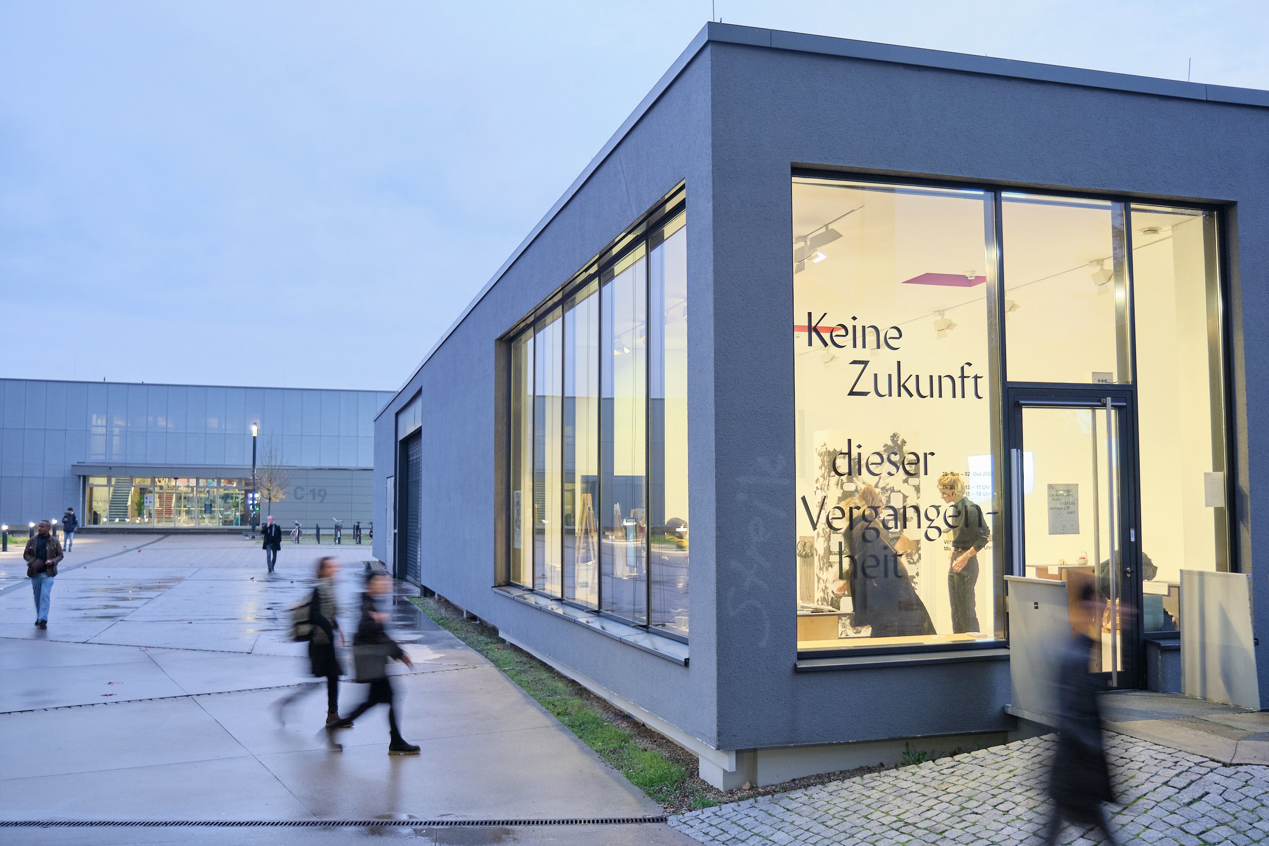 Außenansicht durch die Schaufenster auf die Ausstellung "Keine Zukunft dieser Vergangenheit" des FB Soziale Arbeit 