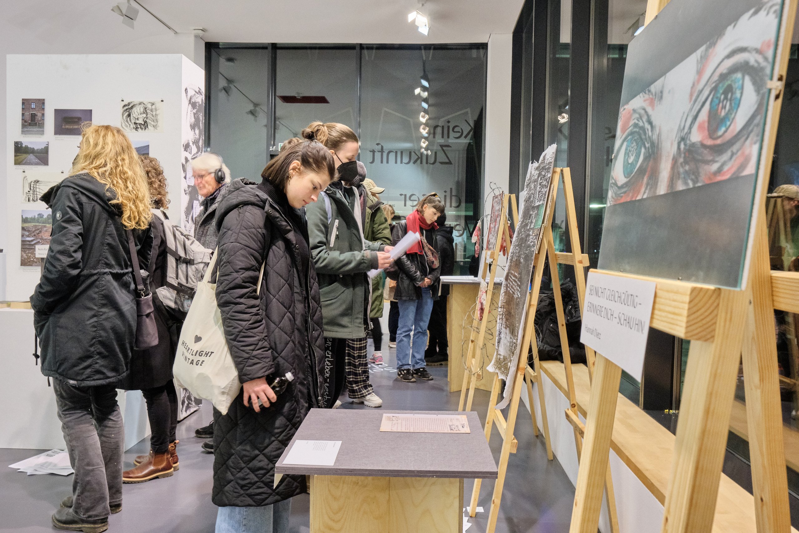 Besucher und Exponate der Ausstellung "Keine Zukunft dieser Vergangenheit"