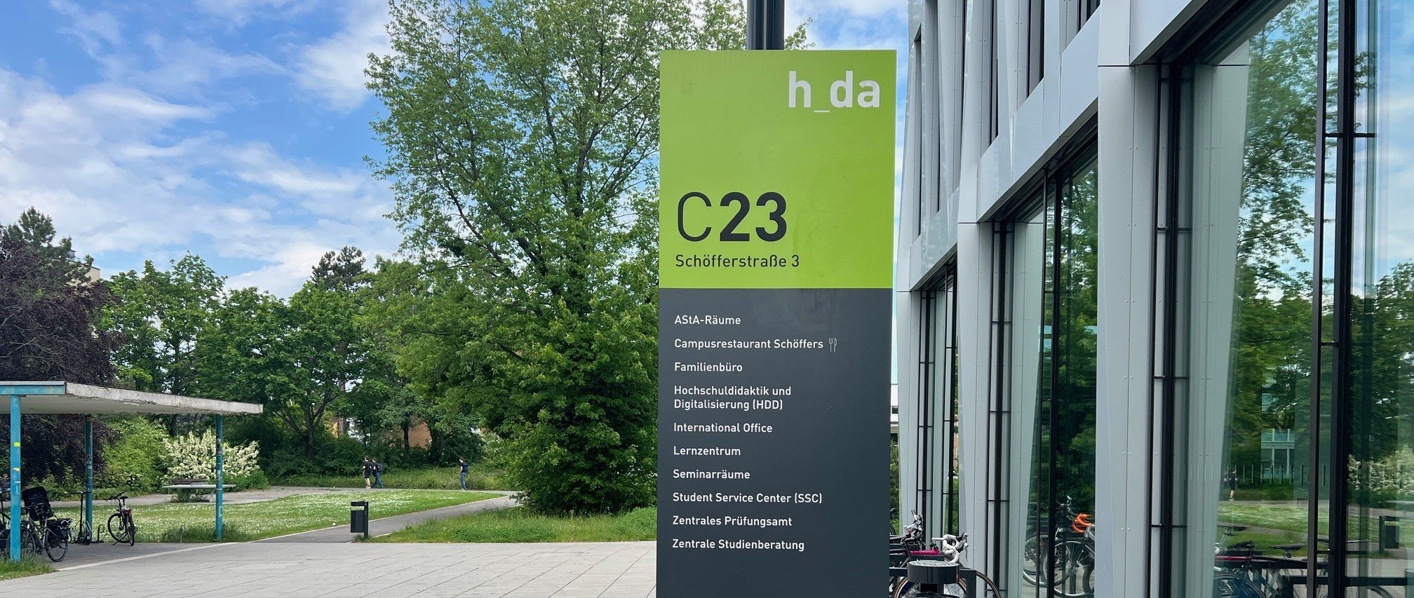 Infosäule vor dem Gebäude C23