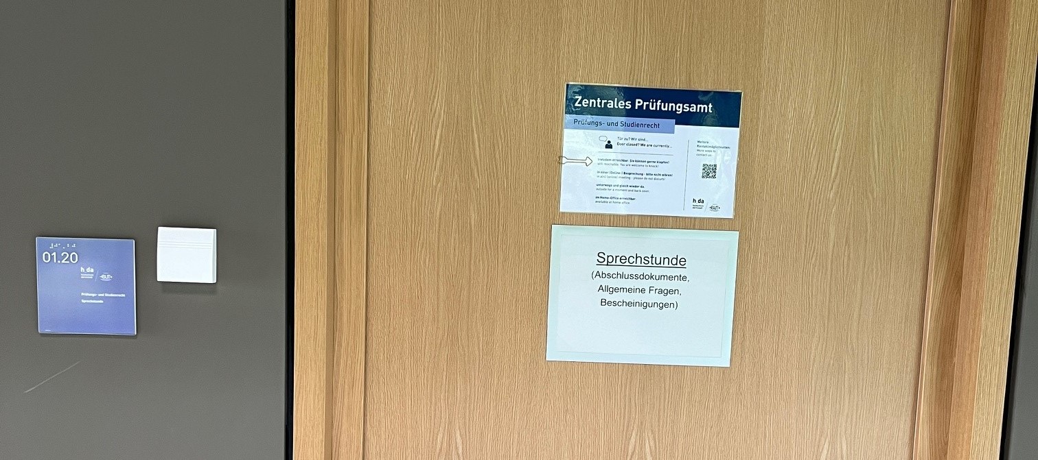 Tür zum Raum 1.20 im Gebäude C23, Sprechstunde Zentrales Prüfungsamt