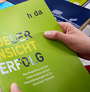 Eine grüne Broschüre der h-da