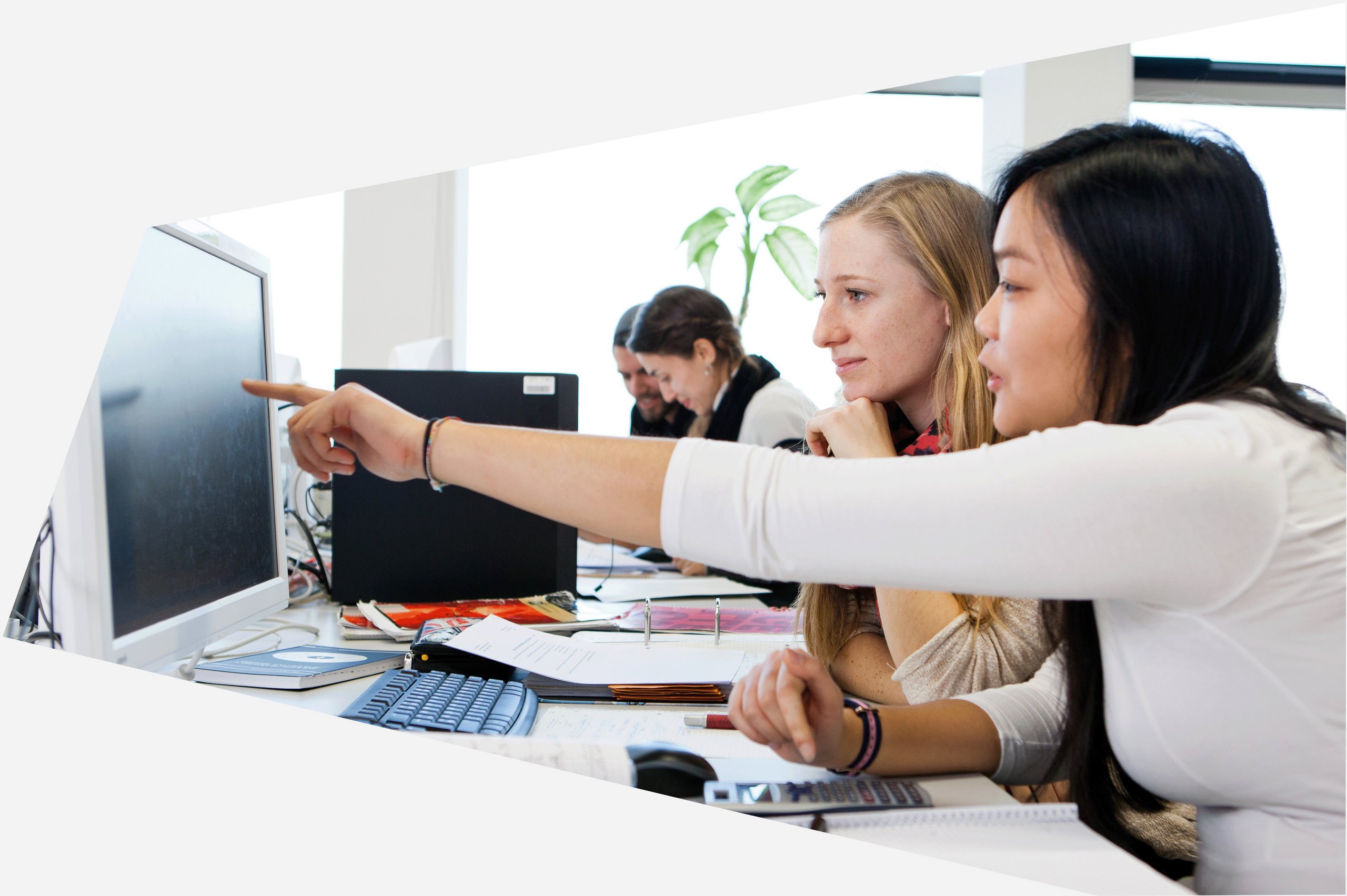 Studentinnen des Studiengangs Mathematik zeigen auf Berechnungen auf einem Monitor